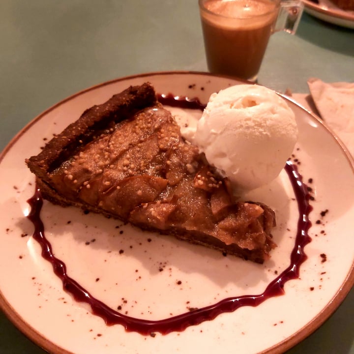 review photo of MIMO Vegan Bistro Tarta de pera con helado de vainilla shared by @irenesc on 26 Apr 2021 - review