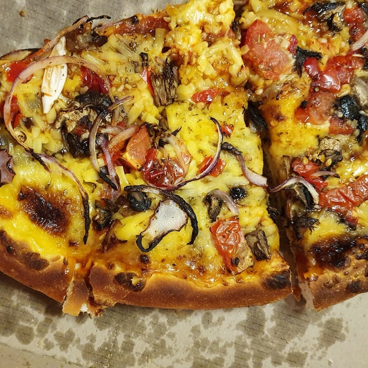 photo of Pizza Hut Albany Roast Veggie & Caramelised Onion With Vegan Cheese shared by @vanenaweb on  08 May 2022 - review