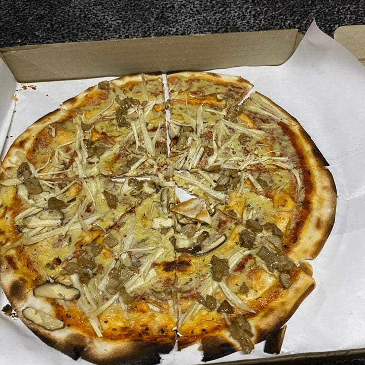 photo of WS Deli Experience Store Truffle Porcini Funghi Pizza shared by @piggy-egg on  07 Nov 2021 - review