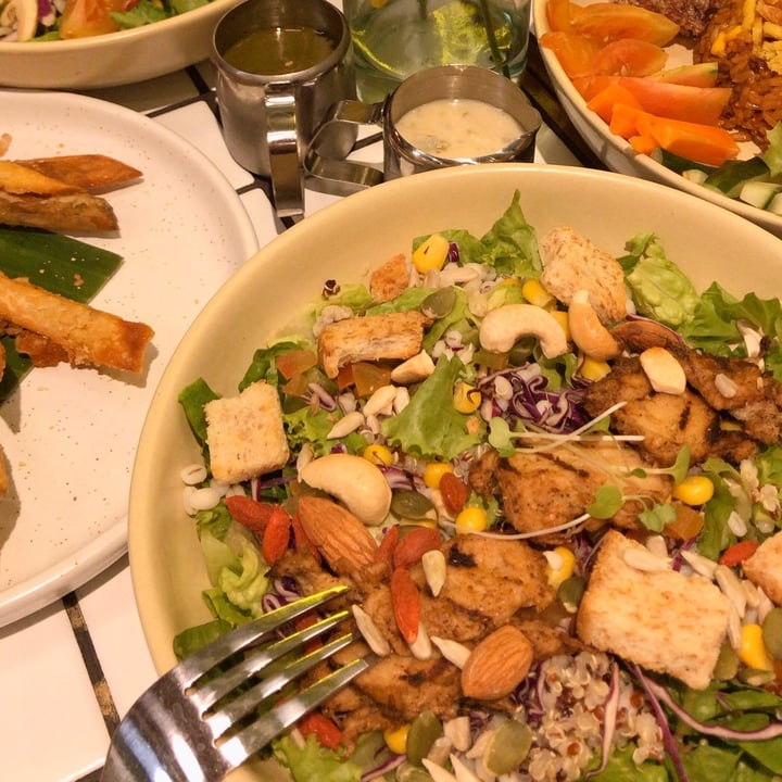 review photo of Burgreens Bowl Neo SOHO Max Chick’n Caesar Salad shared by @auralins on 19 Jan 2020 - review