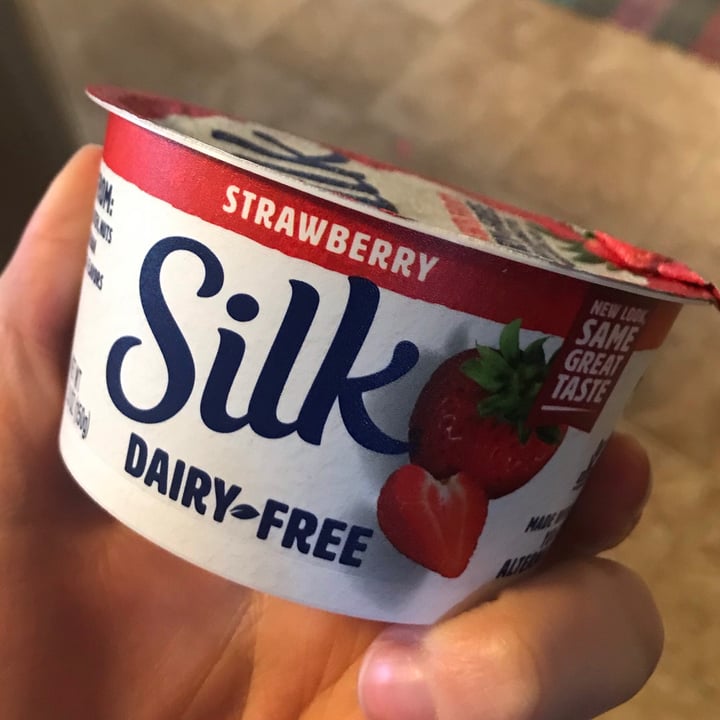photo of Silk Strawberry Soymilk Dairy-Free Yogurt Alternative shared by @catsgoodnight on  06 Jan 2021 - review