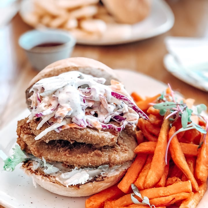 review photo of Kaylee's Eatery Fried Chickn Burger shared by @honeeandfig on 19 Oct 2020 - review