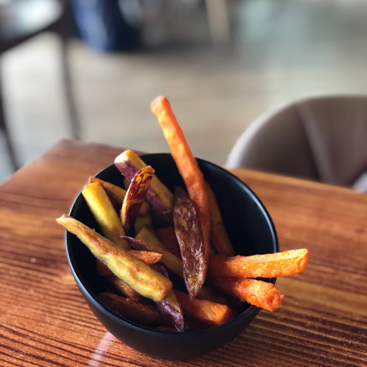 review photo of nomVnom Bistro Mixed Sweet Potato Fries shared by @detide on 02 Dec 2021 - review