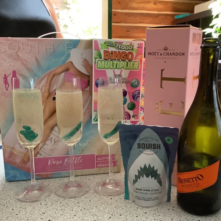photo of Möet & chandon Rose Imperial Champagne shared by @veganonvanisle on  05 Jun 2021 - review