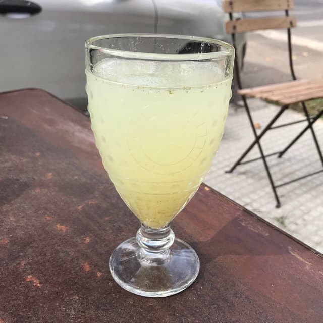 菜肴“Limonada con menta y jengibre”的照片