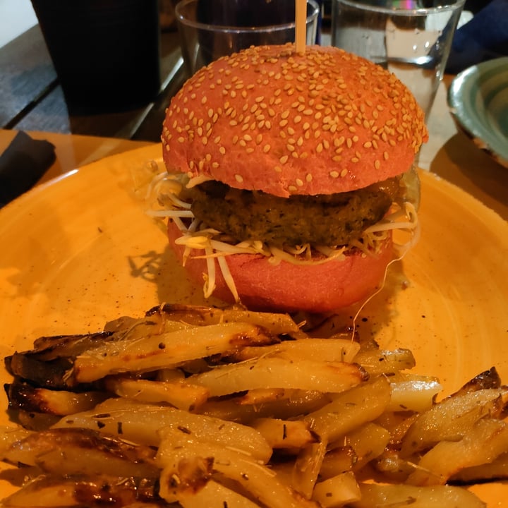 photo of Nabi, Natura Biologica Hamburger Con Pane Alla Barbabietola, Hamburger Di Broccoli E Piselli, Cipolla Caramellata, Formaggio Veg, Maionese Veg, Crema Piccante Peperoni E Jalapeños, Germogli Di Soia shared by @cecia on  16 Jun 2022 - review