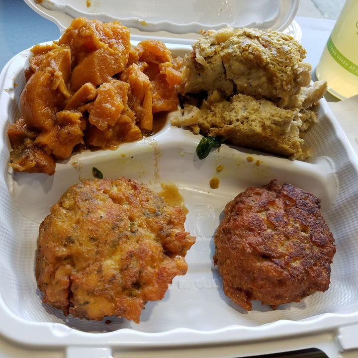 photo of THE LAND of KUSH Special combo platter of crab cakes, cabbage, Mac and cheese shared by @navnismehta on  21 Jun 2021 - review
