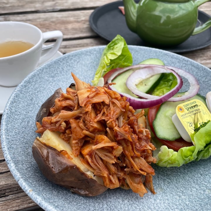 photo of Heather Farm Cafe Jacket Potato with BBQ jackfruit shared by @roxyvulpes on  27 Jul 2021 - review