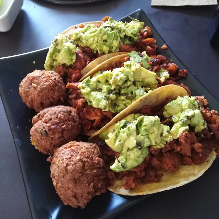 photo of Trágame Tierra Tacos al pastor shared by @vegan-know-it-all on  27 Feb 2021 - review