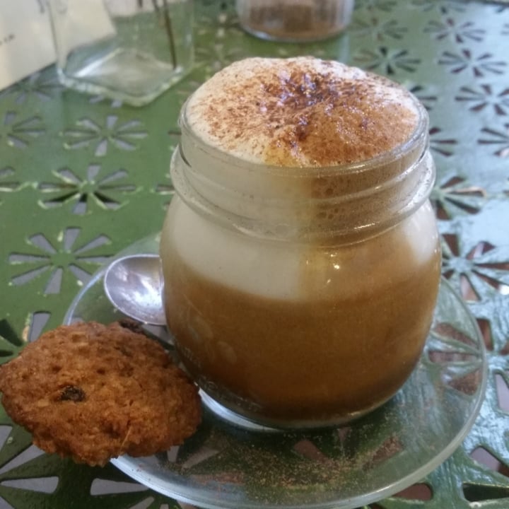 photo of Café Behiala Capuchino Con Leche De Avena Y Galleta Con Chips De Chocolate shared by @saioaestanga on  15 Oct 2020 - review