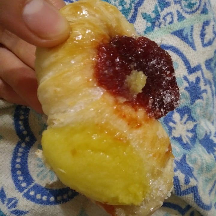 photo of Panaderia Sweet Facturas Con Crema Pastelera Y Membrillo shared by @brendaflowers on  24 Oct 2020 - review