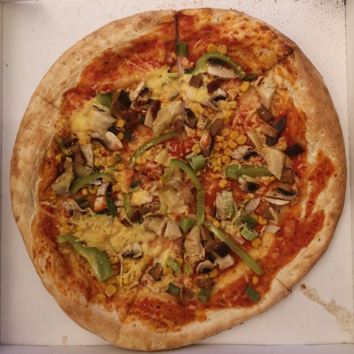 photo of Pizzaheaven GmbH Veg Party Pizza shared by @luisaluisa on  19 Jun 2021 - review