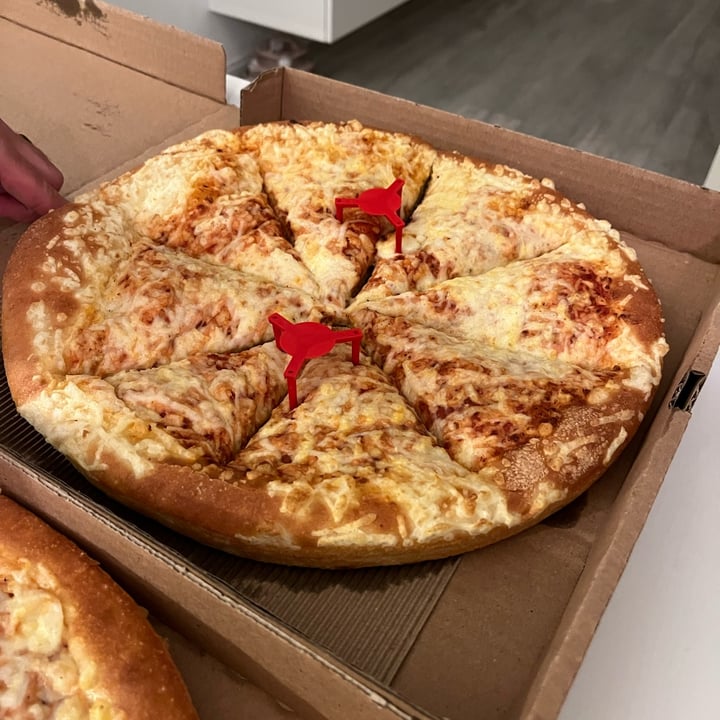 photo of Pizza Hut vegan pizza shared by @matimemes on  25 Jan 2022 - review