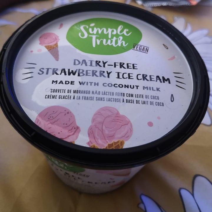 photo of Simple Truth Dairy Free Strawberry Ice Cream shared by @mrtraam on  09 Feb 2022 - review