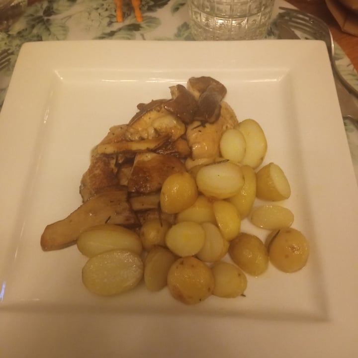 photo of L'OV Osteria Vegetariana Porcini arrosto con millefoglie di patate shared by @melanzanamiz on  05 Sep 2022 - review