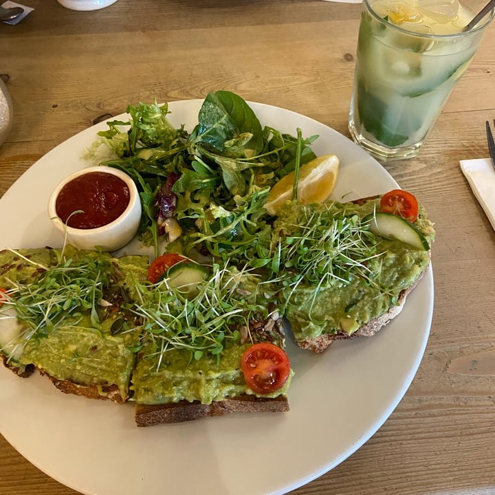 photo of Le Pain Quotidien Vegan avocado toast shared by @parissa on  05 Dec 2021 - review