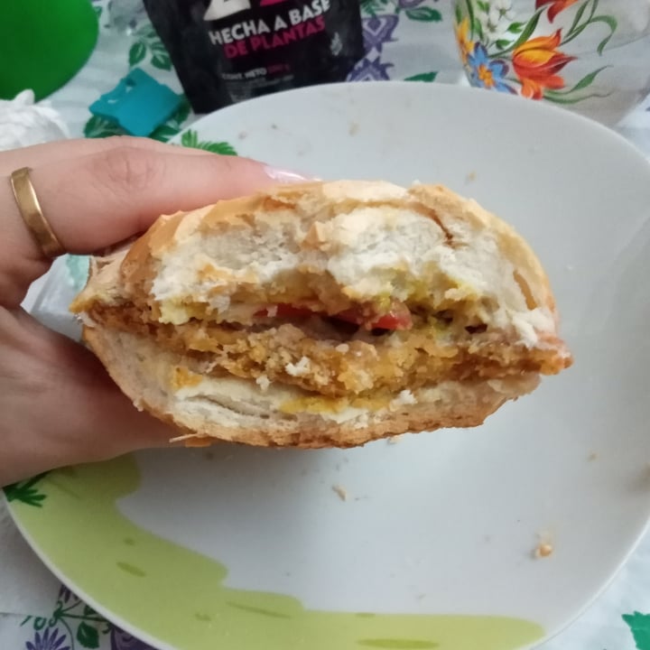 photo of Todo lo que está bien sandwich de arvejas con quesofu y tomate shared by @aagustina2250 on  15 Sep 2022 - review