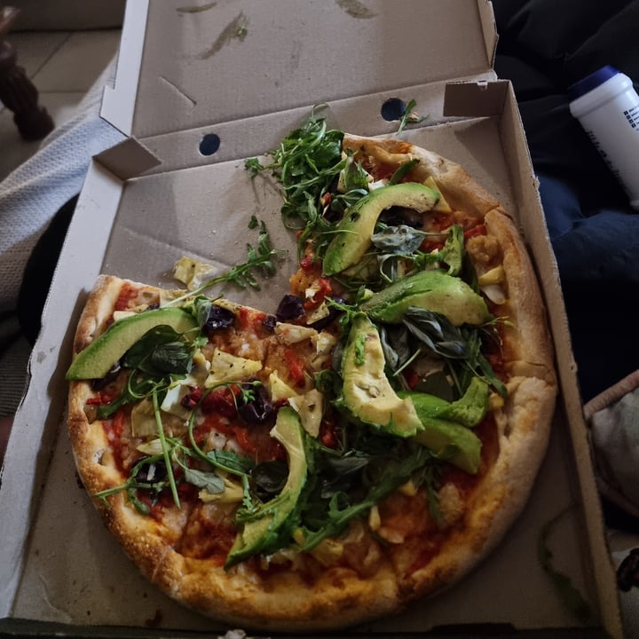 photo of Doppio Zero The Vegan Pizza With Avo And Pineapple shared by @elizabeth1995 on  24 Apr 2022 - review