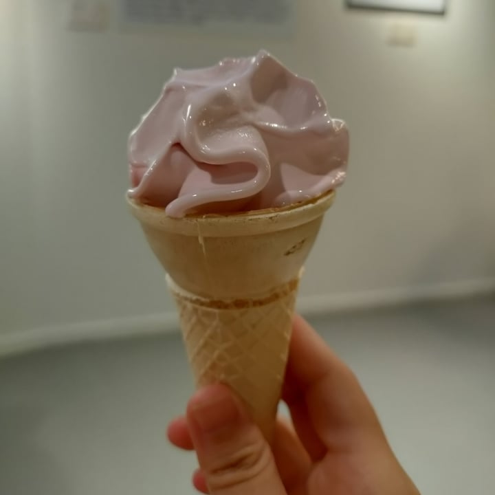 photo of Ikea Vegan Strawberry Soft Serve shared by @cwjw on  01 Sep 2022 - review