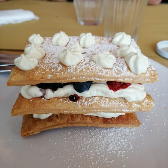 菜肴“Millefoglie Con Frutti Di Bosco E Crema Chantilly”的照片