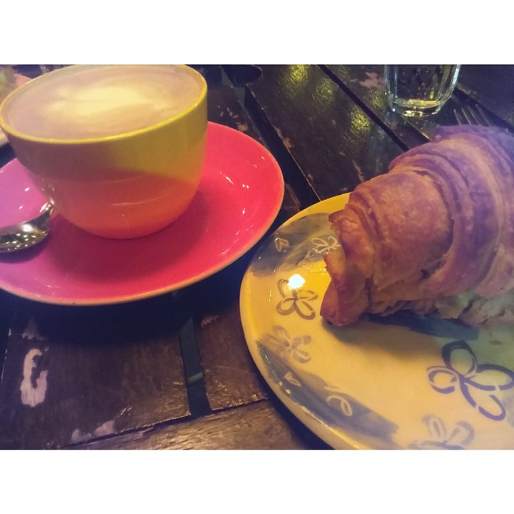 photo of Casamonte Croissant de tofu y palta y café con leche de almendras shared by @eve97lyn on  23 Jul 2022 - review