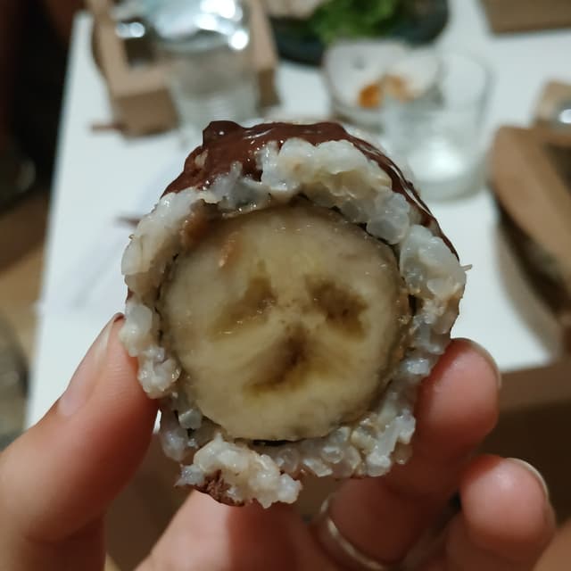 Foto do prato “Sushi De Plátano, Crema De Cacahuete Y Chocolate”