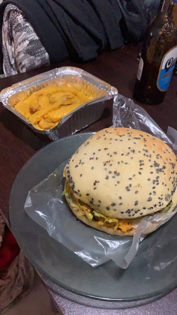 review photo of Denver Gastronomia Vegetariana Hamburguesa de Lentejas con Papas con Queso Cheddar shared by @camiacostag on 01 Apr 2020 - review