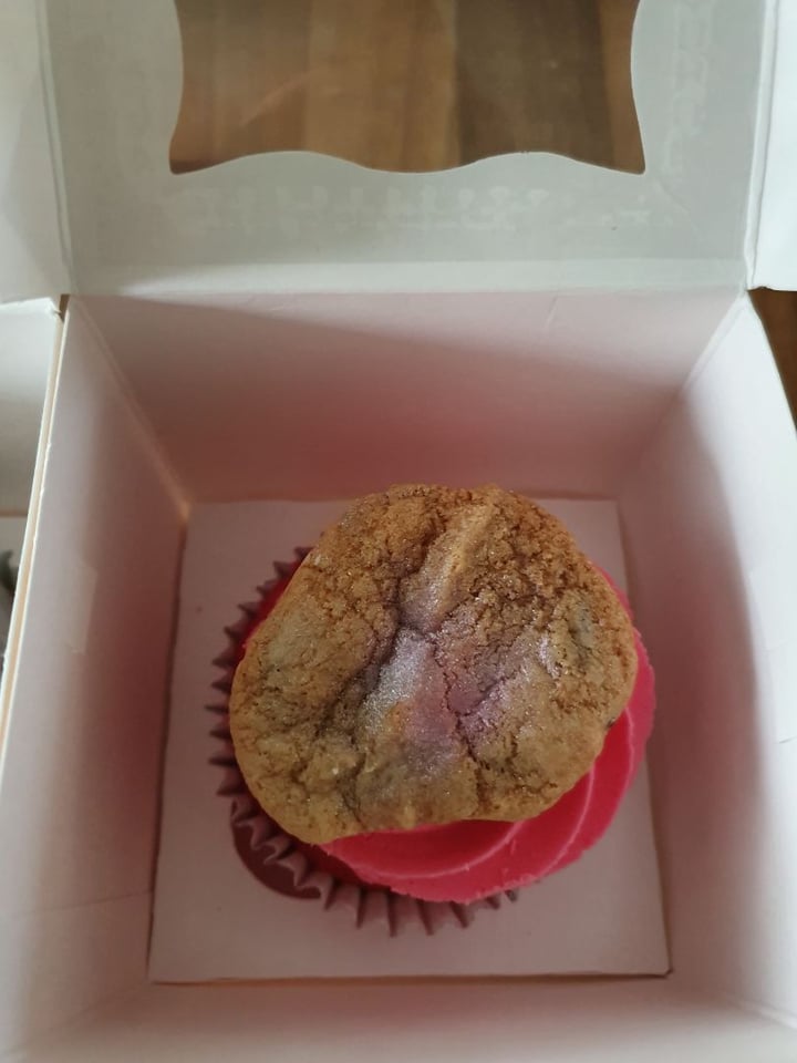 photo of Naked Bakery Cookies and Cream Cupcake shared by @gwennypenny on  17 Jan 2020 - review