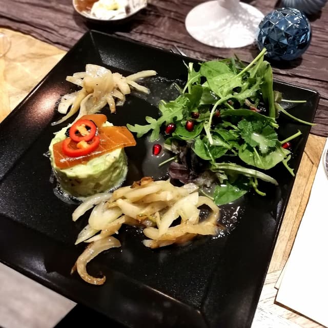 Photo of the dish “Veggielax an Avocado-Apfel-Tatar mit Wildkräutersalat”