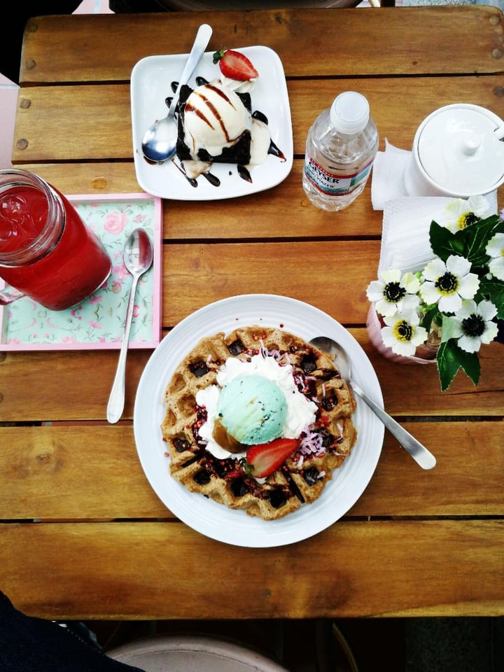 photo of Frambuesa Pastelería Vegan Waffle de avena, canela y leche de almendras shared by @angelstrikeman on  20 Aug 2019 - review