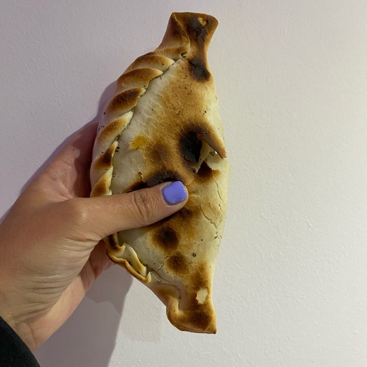 photo of Lontano Pizza Empanada de cebolla shared by @juliastepanenko on  10 May 2022 - review