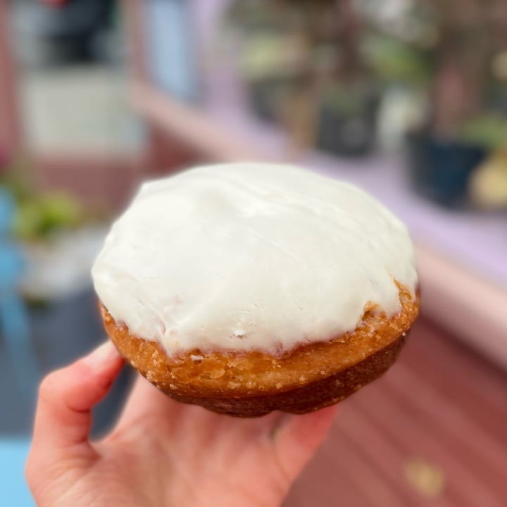photo of Guevara’s Guava cream cheese donut shared by @amz8893 on  02 Apr 2022 - review