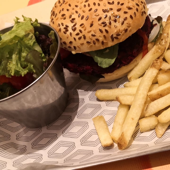 photo of Roadster Diner Vegan burger shared by @jinbashian on  09 May 2021 - review