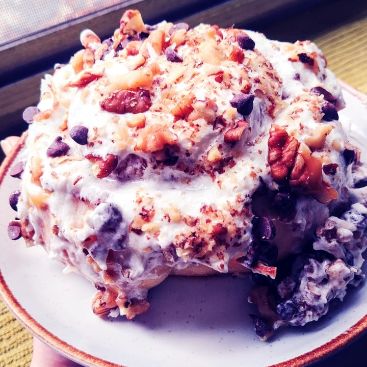 photo of Cinnaholic (Permanently Closed) Custom Cinnamon Roll shared by @trashbat on  14 May 2021 - review
