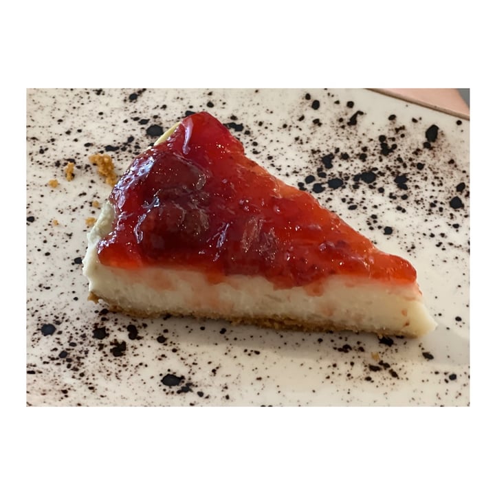 review photo of Pizzi & Dixie Strawberry Cheesecake shared by @lopasil on 06 Jun 2022 - review