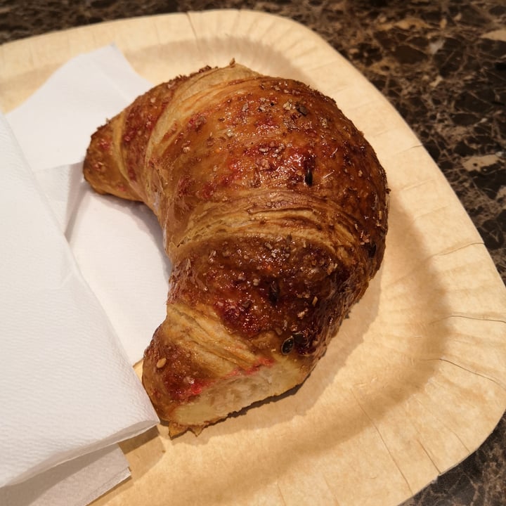 photo of Eataly croissant vegano ai frutti di bosco shared by @lontra on  30 Jul 2022 - review