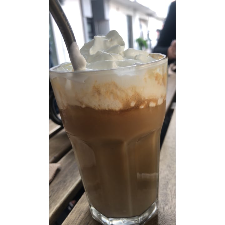 review photo of Café Vegetal Latte frío con crema batida shared by @carigabilondo on 30 Aug 2021 - review
