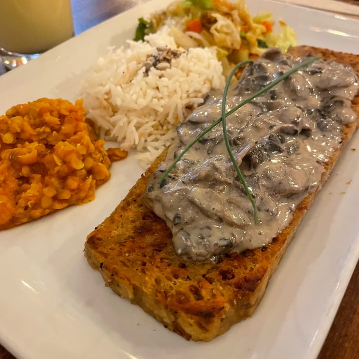 review photo of Végét'Halles Escalope De Seitan avec Crème aux champignons, riz, légumineuse et Légumes du jour shared by @noe13 on 20 May 2022 - review