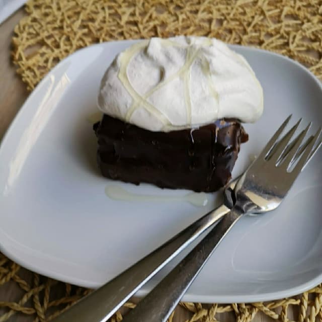 菜肴“Torta Sacher con panna montata di soia”的照片