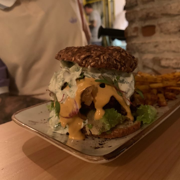photo of MIMO Vegan Bistro Hamburguesa shared by @thefussyveggie on  04 Aug 2020 - review