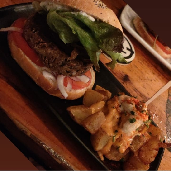photo of VeganCatBar Black Cat Burger shared by @marmotavegancone on  22 Feb 2022 - review
