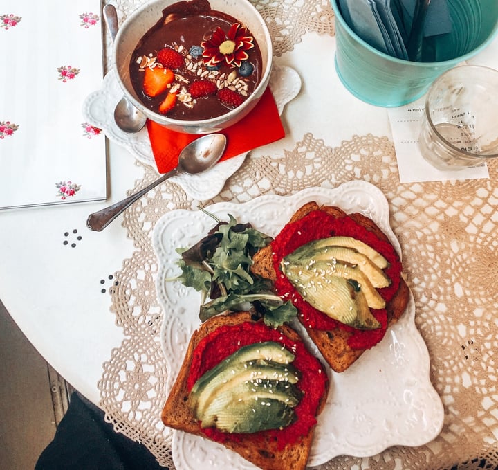 photo of Sweet Lab Hummus Avocado Toast + smoothie bowl shared by @stefivare on  08 Jun 2020 - review