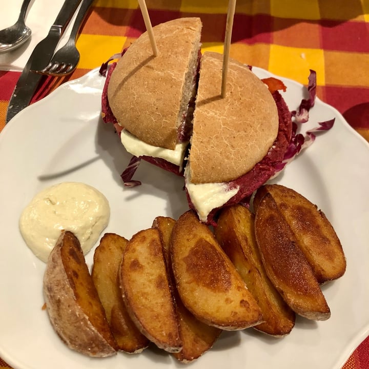 photo of Trattoria Vegetale - Antonio Chiodi Latini Burger Barbabietola E Ceci shared by @essemme on  05 Jan 2023 - review