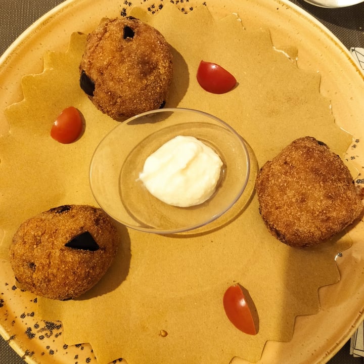 photo of Trattoria Da Mirko Polpette Di Melanzane Fritte E Maionese Vegana shared by @fitsabit on  24 Nov 2021 - review