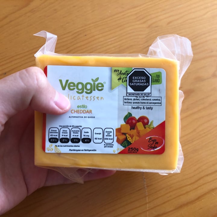 photo of Veggie Delicatessen Alternativa de queso estilo cheddar shared by @palomaiturrizar on  01 Dec 2020 - review