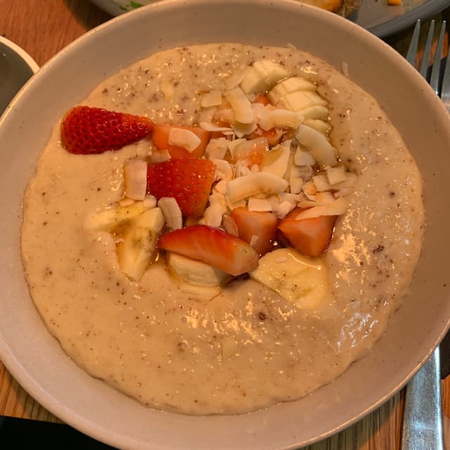 Foto del piatto “cinnamon coconut milk, banana, maple syrup and berry compote”