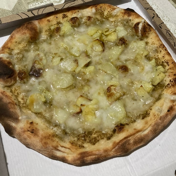 photo of N pezzu ri pizza pizza con pesto e mozzarella vegana shared by @ellejey on  03 Sep 2022 - review