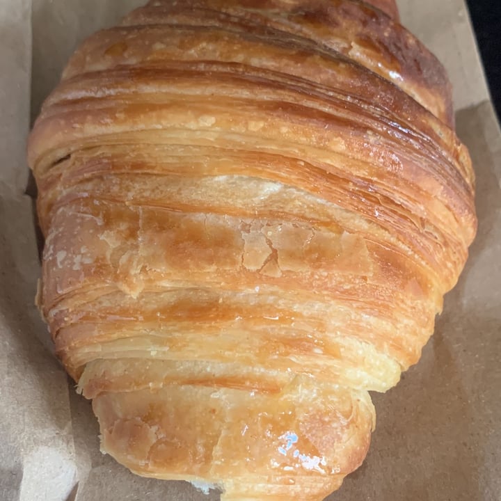 photo of Isla Vegana Croissant shared by @veganmili on  29 Apr 2022 - review