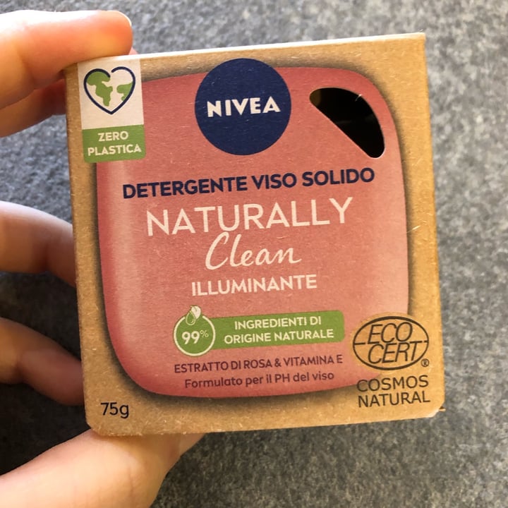photo of Nivea Naturally Clean Illuminante Detergente Viso Solido shared by @giusimorra on  25 Dec 2021 - review