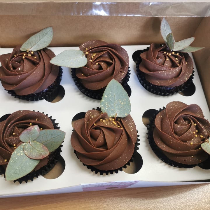 review photo of The Honest Apron Caramel Chocolate Cupcake shared by @michellebarendse on 01 Aug 2021 - review